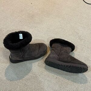 Ugg Mens winter slip on brown suede boots.